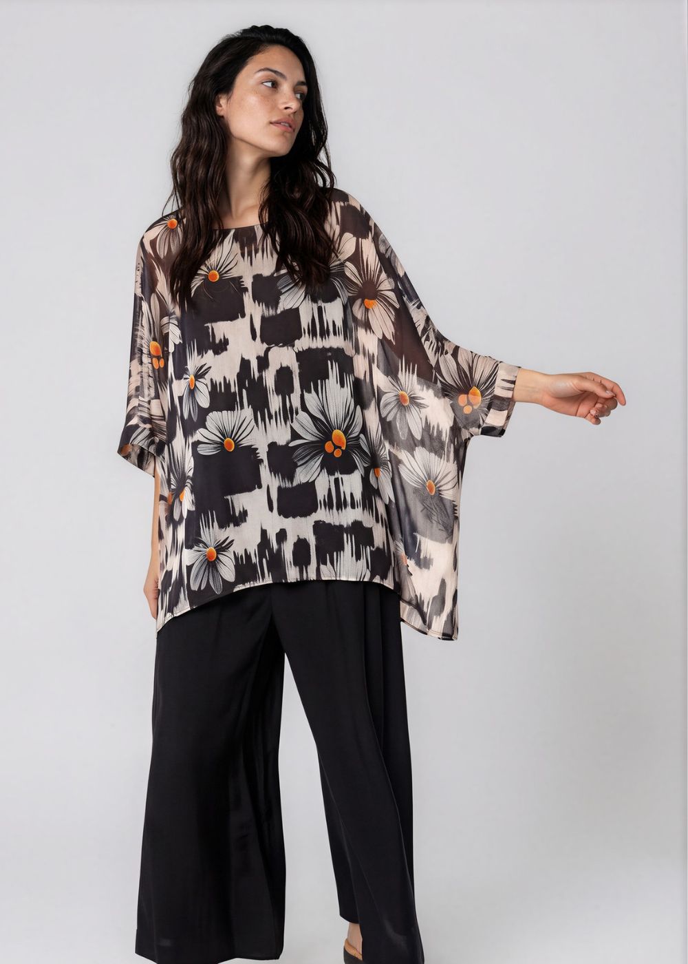 Capri Poncho in Crazy Daisy